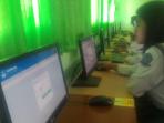 sejumlah-siswa-kelas-xii-smkn-1-garut-tengah-bersiap_20160321_145600.jpg