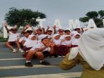 sejumlah-siswa-sekolah-dasar-berfoto-bersama-di-taman-prawatasari_20160118_142109.jpg