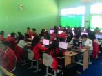 sejumlah-siswa-smkn-1-garut-tengah-mengerjakan-soal_20160404_092321.jpg