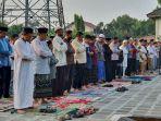 sejumlah-warga-muhammadiyah-saat-melaksanakan-salat-idulfitri-676768.jpg