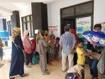 sejumlah-warga-saat-mendatangi-kantor-dinas-sosial.jpg