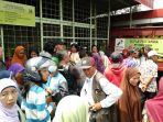sejumlah-warga-yang-hendak-mengisi-ulang-tabung-gas-elpiji-tiga-kilogram-mengantre-di-pom-bensin_20171207_131147.jpg