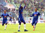 selebrasi-makan-konate-di-kanjuruhan.jpg