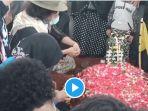 seniman-sudjiwo-tedjo-menembang-dan-berdoa.jpg