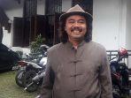 seniman-tisna-sanjaya-di-gedung-indonesia-menggugat.jpg