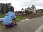 seorang-anak-melihat-pembongkaran-alun-alun-manonjaya.jpg