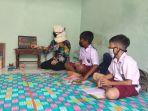 seorang-guru-honorer-di-majalengka-sedang-mengajar.jpg