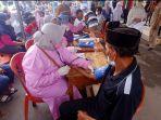 seorang-lansia-saat-menjalani-vaksinasi-di-program-mobil-vaksinasi-keliling.jpg