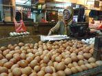 seorang-pedagang-telur-di-pasar-baru-bandung.jpg