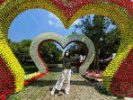 seorang-pengunjung-berpose-di-taman-bunga-di-cikao-park-purwakarta.jpg