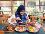 seorang-pengunjung-sedang-menikmati-beragam-menu-makanan-dan-minuman-di-the-alluvia.jpg