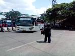 seorang-penumpang-menaiki-bus-di-terminal-leuwipanjang_20151227_222445.jpg