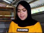 seorang-perempuan-disebut-mirip-penyanyi-syahrini.jpg