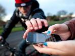 seorang-pria-hendak-merebut-handphone-copet_20160626_134052.jpg