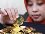 seorang-wanita-tengah-memegang-pecahan-emas_20150930_113139.jpg