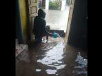 seorang-warga-mengeluarkan-air-dari-dalam-rumahnya-saat-diterjang-banjir-rob.jpg