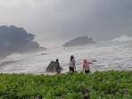 seorang-wisatawan-asal-Garut-mengalami-kecelakaan-laut-di-pantai-Madasari.jpg