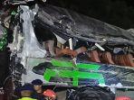 sepatu-nggantung-bus.jpg