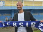 sergio-van-dijk-foto-dengan-syal-persib_20160518_171215.jpg