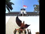 serukan-pengibarkan-bendera-setengah-tiang-ridwan-kamil-keluarga-korban-pki.jpg
