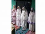 shalat-idul-fitri-di-rumah-pak-rt.jpg