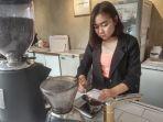 sifa-nur-aisyah-bikin-kopi.jpg