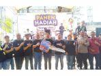 simbolis-oleh-Branch-Office-Head-BRI-Soreang-Deli-Sopian-kepada-Kepala-Unit-Soreang.jpg