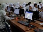 siswa-smpn-1-sumber-sedang-melaksanakan-unbk-hari-pertama_20180423_093604.jpg