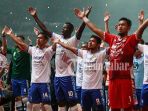skuat-persib-bandung-melakukan-viking-clap-usai-mengalahkan-persebaya-surabaya_20180727_065755.jpg
