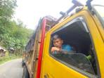 sopir-truk-pengangkut-sampah-saat-mengantre-di-TPAS-Sarimukti.jpg