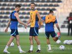 striker-timnas-inggris-harry-kane-tengah-dan-gelandang-timnas-inggris-jordan-henderson-kiri.jpg