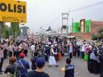 suasan-aksi-damai-di-mapolres-kuningan-buntut-penahanan-rizieq-shihab.jpg