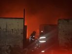 suasana-di-dalam-pasar-sederhana-yang-terbakar_20181006_002717.jpg