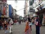 suasana-di-pusat-perbelanjaan-di-jalan-dalem-kaum-kota-bandung-sabtu-852021.jpg