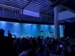 suasana-keramaian-pengunjung-di-luar-dan-di-dalam-ruangan-aquarium-indonesia-pangandaran.jpg