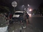 suasana-mobil-daihatsu-gran-max-menabrak-pembatas-jalan-dan-pohon_20180601_235731.jpg