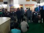 suasana-salat-jumat-di-ruang-tunggu-terminal-leuwipanjang_20170825_152618.jpg