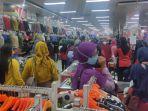 suasana-toko-sandang-terbesar-di-majalengka-yang-ramai-dikunjungi-warga-dua-hari-menjelang-lebaran.jpg