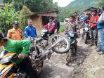 suasana-warga-bergotong-royong-bersihkan-jalan.jpg
