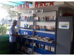 suherman-71-warga-cibiru-hilir-kota-bandung-yang-sedang-berdiri-memilih-buku_20180219_150136.jpg