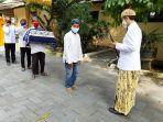 sultan-sepuh-xiv-pra-arief-natadiningrat-kanan-saat-melepas-iringan-kraman-astana-gunung-jati.jpg