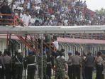 suporter-turun-ke-lapangan-saat-laga-ps-tira-vs-psim-yogyakarta.jpg