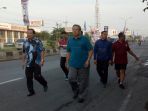 susilo-bambang-yudhoyono-berjalan-kaki-di-jalan-brigjend-dharsono-bypass-kota-cirebon_20171225_080142.jpg