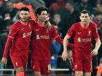 takumi-minamino-tengah-bersama-alex-oxlade-chamberlain-kiri-dan-james-milner.jpg