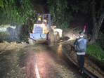 tanah-longsor-yang-menutupi-badan-jalan-di-Kampung-Gadogjaya-Kecamatan-Cibinong-Cianjur.jpg