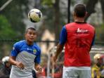 tantan-sundul-bola-1.jpg