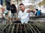 tb-hasanuddin-mengunjungi-sentra-produksi-rotan-di-kabupaten-cirebon_20180420_183522.jpg