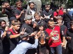 tb-hasanudin-ketika-berfoto-dengan-seniman-kabuyutan-cipageran-minggu-1352018_20180513_144748.jpg