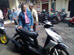 teh-devi-senang-sepeda-motornya-yang-hilang-bisa-ketemu-lagi.jpg