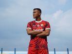 teja-paku-alam-jersey-merah.jpg
